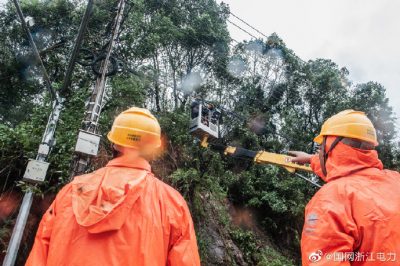 溫嶺市供電公司對城區內受到樹木影響的線路開展修剪工作