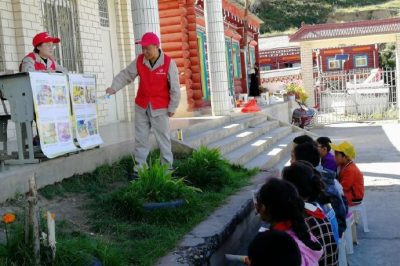 遂寧供電公司爐霍運維班對學校用電設備進行排查