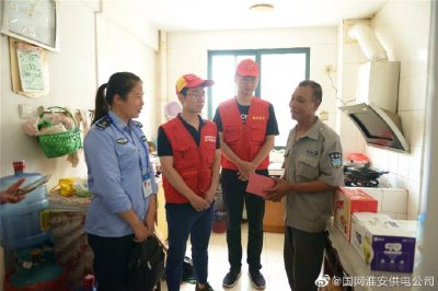 洪澤區供電公司組織青年志愿者開展中秋慰問活動