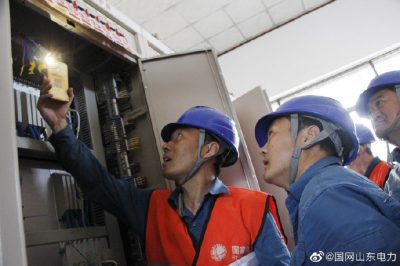 棗莊供電公司在山亭區35千伏幸福變電站進行秋檢消缺
