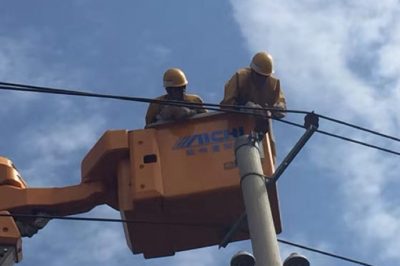 10千伏車場線東流水支線2號(hào)桿進(jìn)行帶電消缺