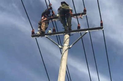 衡水供電公司在桃城區5910線路改造現場加緊進行緊線施工