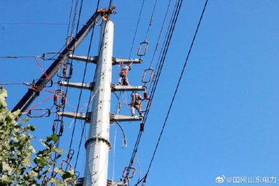 禹城市供電公司對(duì)購(gòu)物廣場(chǎng)進(jìn)行電纜T接