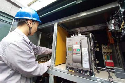 建委小區漏油變壓器進行更換