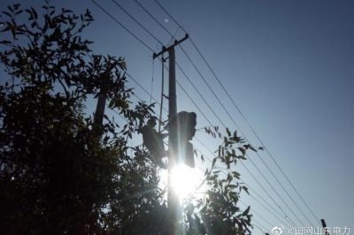 河口區供電公司在10千伏新戶東線老鴉西臺區進行低電壓改造