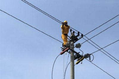 利津縣供電公司帶電作業搭建環網柜