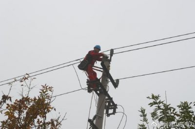 東營區供電公司完成工業園丙支線1-15號桿更換240絕緣導線及金具