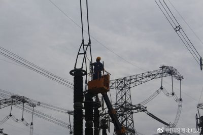500千伏石北站的擴建現場運維人員登上高空車掛好接地線