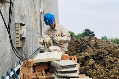 常熟市供電公司尚湖供電所為翻建房屋用戶(hù)安裝臨時(shí)用電