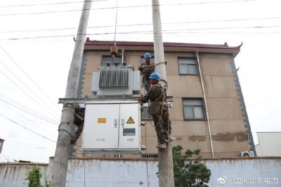 河東區何家戈村進行農網升級改造施工