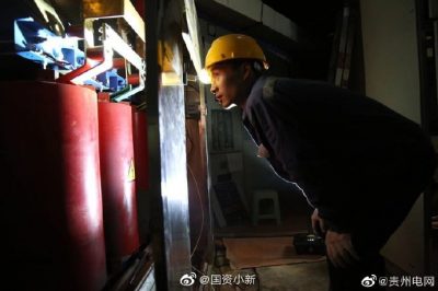 銅仁供電局緊急更換損壞變壓器，1小時內成功搶通了兩位老人的“生命通道”