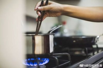 燃氣灶發生意外時，嚴禁打開任何電器