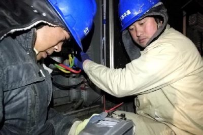 搶修月牙河小區低壓電纜燒壞