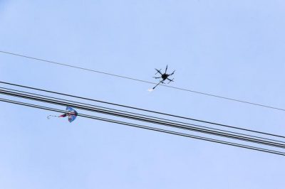 泰州電網無人機“發火” 高壓線上風箏斷落