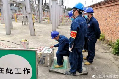 漢中供電公司試驗人員在110kV草堰變作業現場