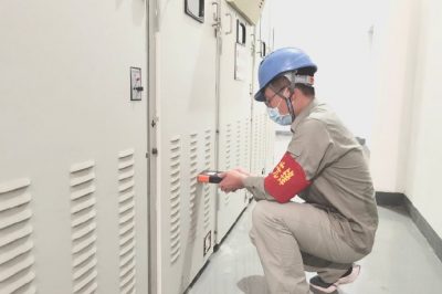 隨州供電公司：針對(duì)變電站開關(guān)柜進(jìn)行局放測試