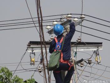 大張莊鎮北溝崖臺區進行電網改造施工