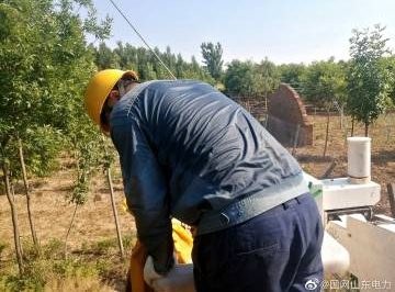 烈日下帶電作業不停歇