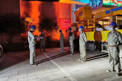 帶電作業小伙，在夜間濕透衣襟