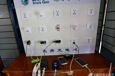 暴雨致停電，定制充電板為愛續航