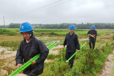冒雨搶修 奮戰(zhàn)至凌晨?jī)牲c(diǎn)