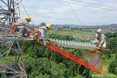 無人機監護帶電作業 為迎峰度夏保駕護航