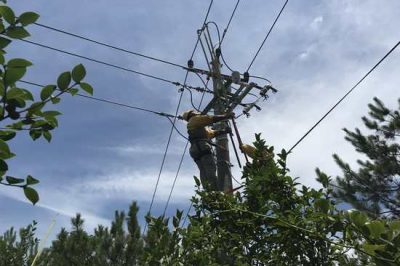 9米桿上帶電作業(yè)，近3米長(zhǎng)、4公斤重的絕緣操作桿