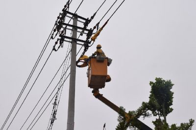 完成帶負荷直線桿改耐張桿并加裝柱上開關的作業任務