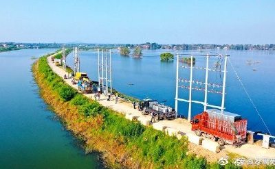 在廬江縣同大鎮白石天河古圩段圩堤上進行立桿、架線、安裝配變設備