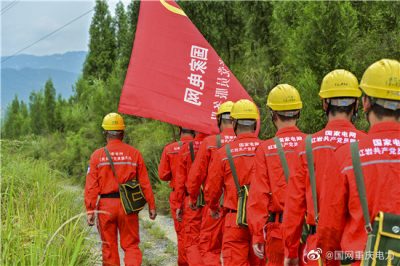 重慶送變電公司運檢小分隊奮戰在迎峰度夏保供電的第一線