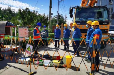 帶電作業消除隱患 電力工人不懼高溫