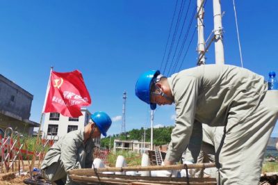 對洪港鎮燕廈鄉湖山村進行立桿、放線工作