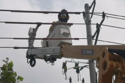 帶電作業人員新上500千伏安變壓器帶電接火作業
