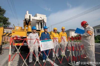 帶電作業人員在10kV橫東線#10桿上進行帶電搭接柱上開關三相引線工作