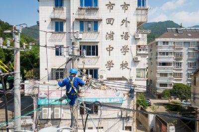 對臨海市外國語學校周邊線路進行排查整改