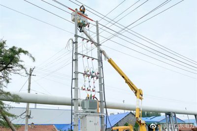 在蘭山區10千伏朱保十七線99號電桿為東禪村社區新安裝400千伏安變壓器送電
