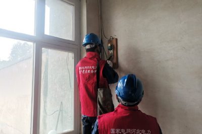接到報修緊急趕往現場處理回復送電