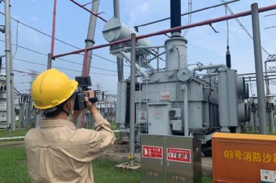 在上黨變電站開展主變壓器、二次設備室等區域的紅外測溫工作
