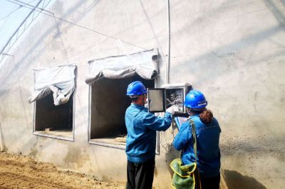 對12座大棚供電臺區線路、用戶側農灌設備、配電箱等進行安全用電“體檢”