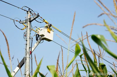 在10千伏化工線68號(hào)桿處開展帶電接火作業(yè)