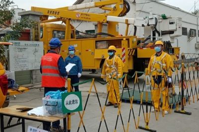 在起鳳鎮10千伏企業Ⅰ線支線5號桿進行帶電拆除電纜斷引線