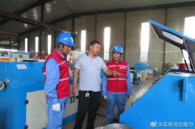 國網饒陽縣供電公司組織工作人員走進企業開展安全用電宣傳活動
