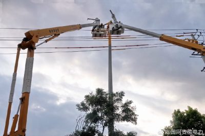 首次開展三類帶電作業(yè) 為縣重點建設項目添動力