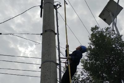 居民停電報修搶修人員迅速驅車趕赴現場