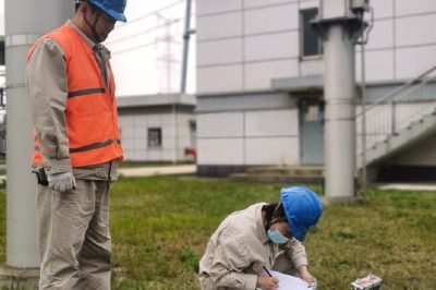 來到500千伏三汊灣變進行全站避雷器帶電測試