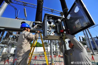 在110千伏新民變開展站內檢修工作