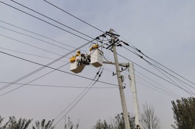 在10千伏孫安線10號桿對雙語中學變壓器進行帶電接引流線作業