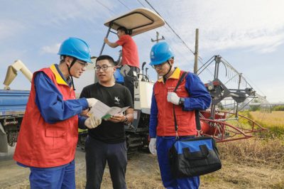 秋收保供電 服務到田間