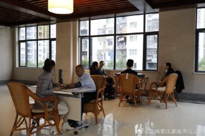 國網(wǎng)重慶綦南供電公司為公司職工開展健康咨詢活動。 ????