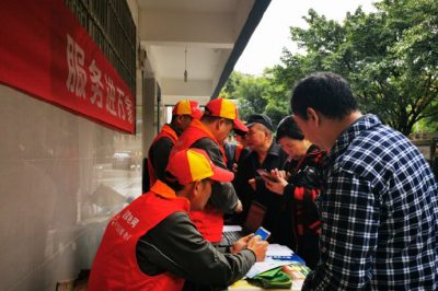 在綦江區古南街道綦齒社區為居民指導“網上國網”APP使用方法